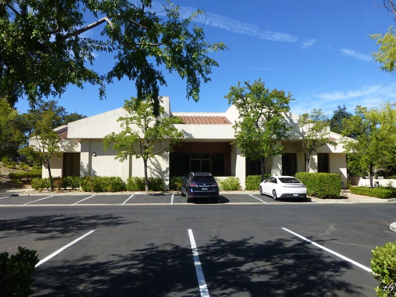 4590 E Thousand Oaks Blvd, Westlake Village, CA à louer - Photo de l’immeuble – Image 3 sur 7