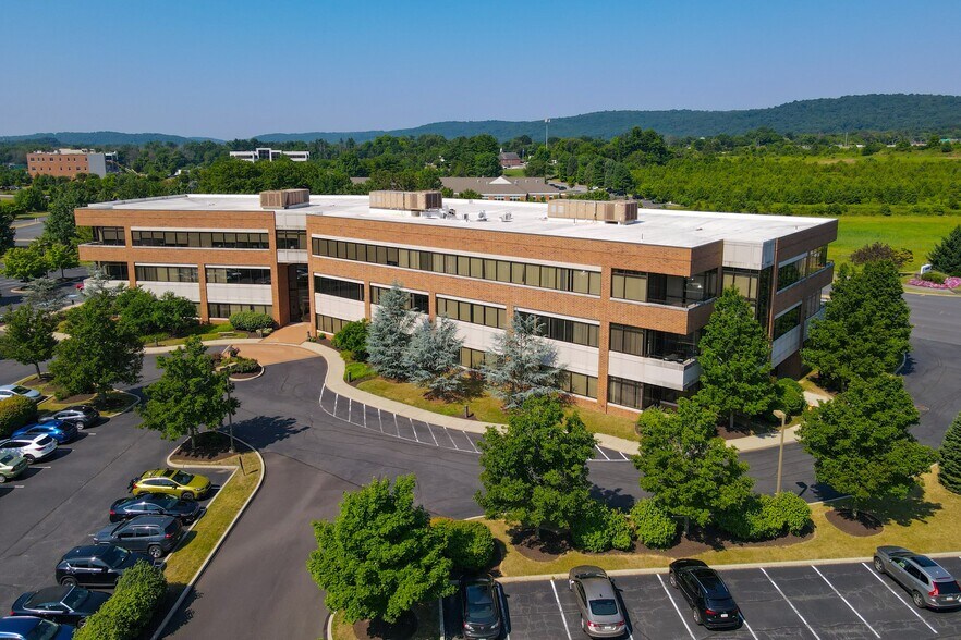 3701 Corporate Pky, Center Valley, PA à louer - Photo de l’immeuble – Image 2 sur 11