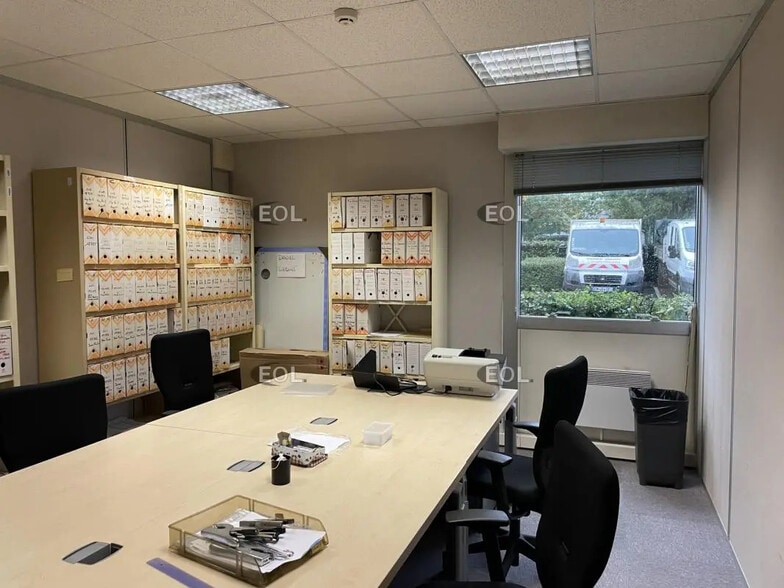 Local d’activités dans Cergy à louer - Photo de l’immeuble – Image 3 sur 8