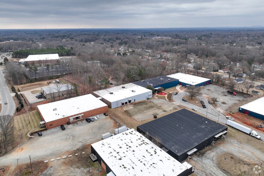 705 Baker Ct, High Point, NC à louer - Photo de l’immeuble – Image 3 sur 6