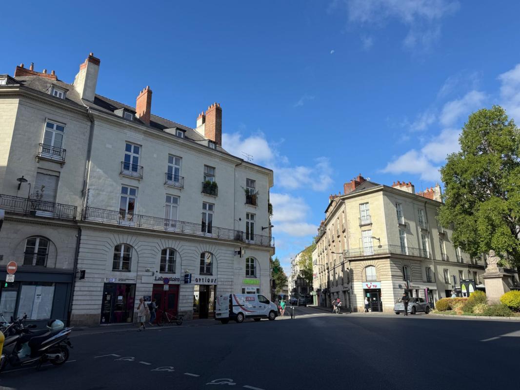 2 Place Delorme, Nantes à louer Photo de l’immeuble– Image 1 sur 8