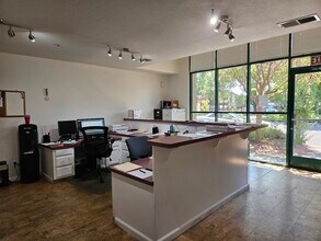 498 Moore Ln, Healdsburg, CA à louer Photo intérieure– Image 2 sur 8