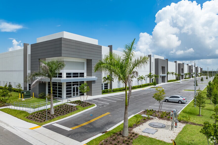 9535 NW 174th St, Hialeah, FL à louer - Photo de l’immeuble – Image 2 sur 21