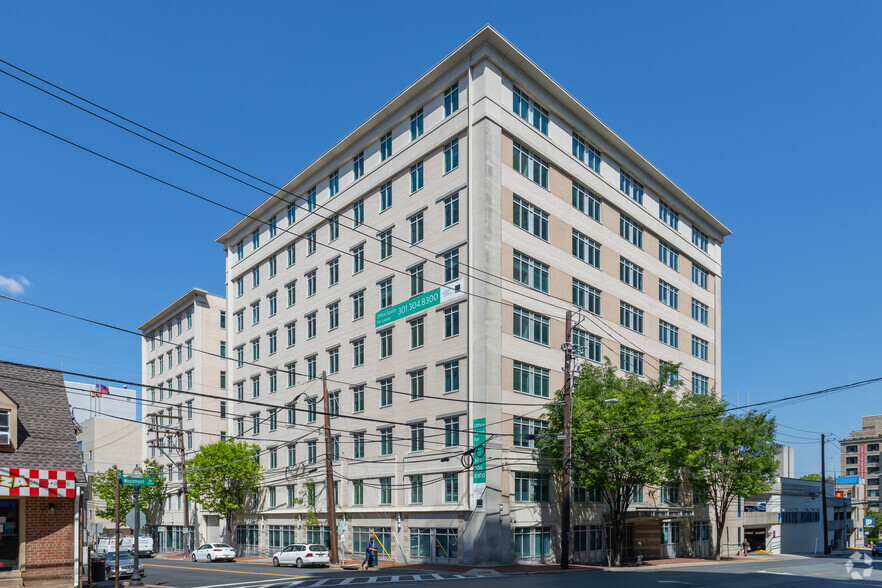 8120 Woodmont Ave, Bethesda, MD à louer - Photo de l’immeuble – Image 1 sur 11