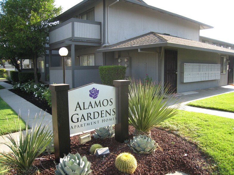 2205 Peach Ave, Clovis, CA à vendre - Photo principale – Image 1 sur 17