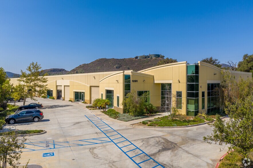 1291 Pacific Oaks Pl, Escondido, CA à louer - Photo de l’immeuble – Image 2 sur 13