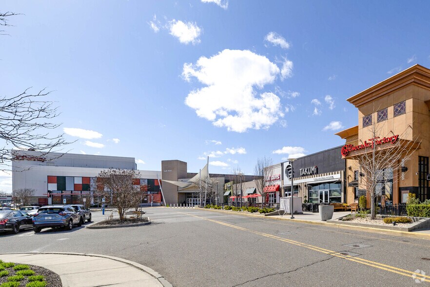 1701 Sunrise Hwy, Bay Shore, NY à louer - Photo de l’immeuble – Image 3 sur 8