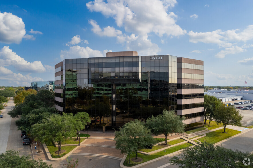 12121 Wickchester Ln, Houston, TX à louer - Photo de l’immeuble – Image 2 sur 10