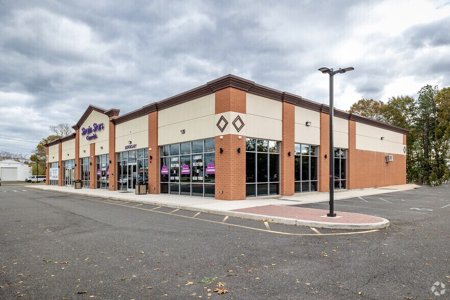 1871 Old Country Rd, Riverhead, NY à louer - Photo de l’immeuble – Image 3 sur 5