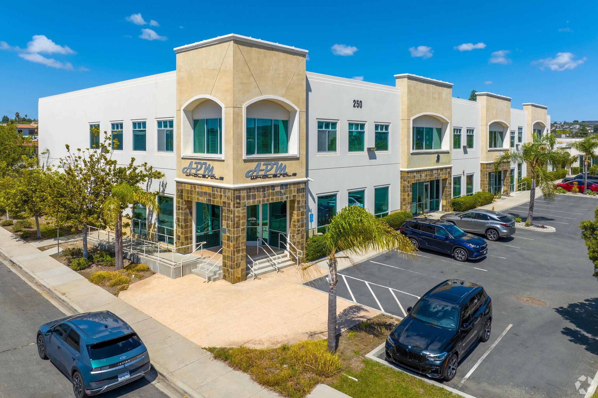 250 S Pacific St, San Marcos, CA à louer Photo principale– Image 1 sur 47