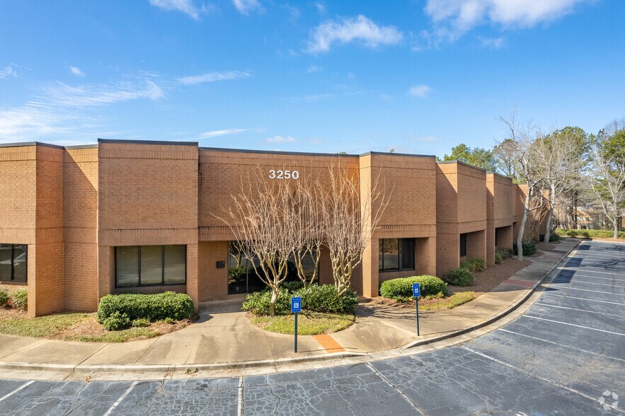 3250 Peachtree Corners Cir, Peachtree Corners, GA à louer - Photo de l’immeuble – Image 2 sur 6