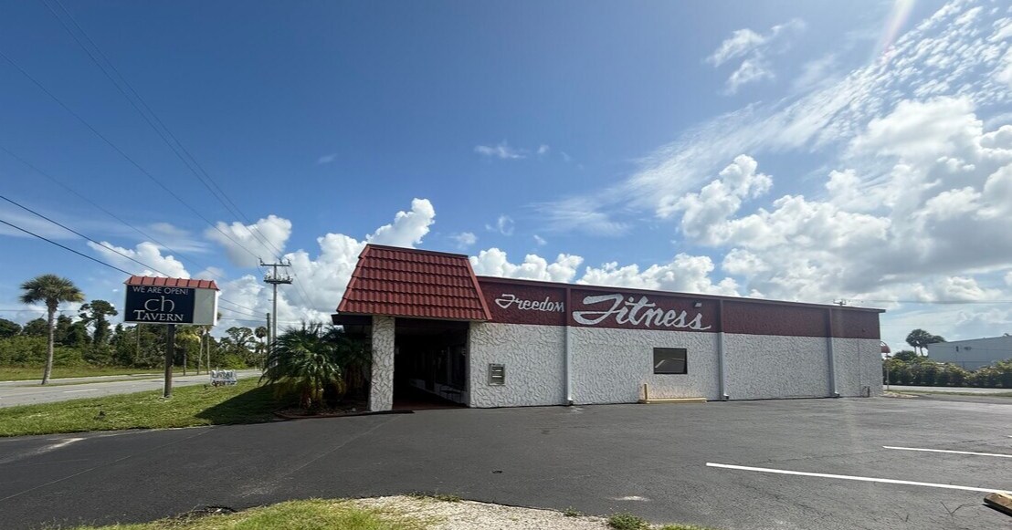3755 Cape Haze Dr, Rotonda West, FL à louer Photo de l’immeuble– Image 1 sur 5