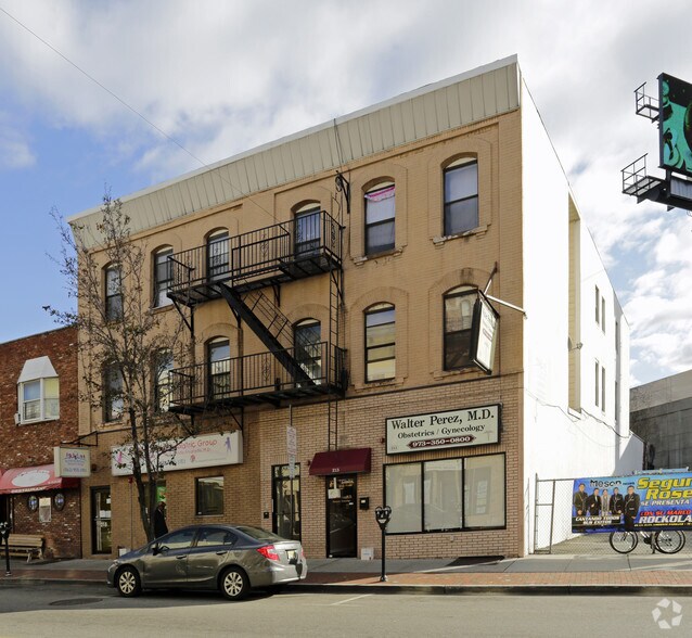 213-215 Harrison Ave, Harrison, NJ à louer - Photo de l’immeuble – Image 3 sur 3