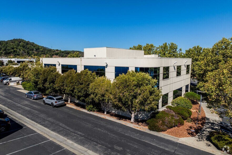 100 Pelican Way, San Rafael, CA à louer - Photo de l’immeuble – Image 3 sur 3