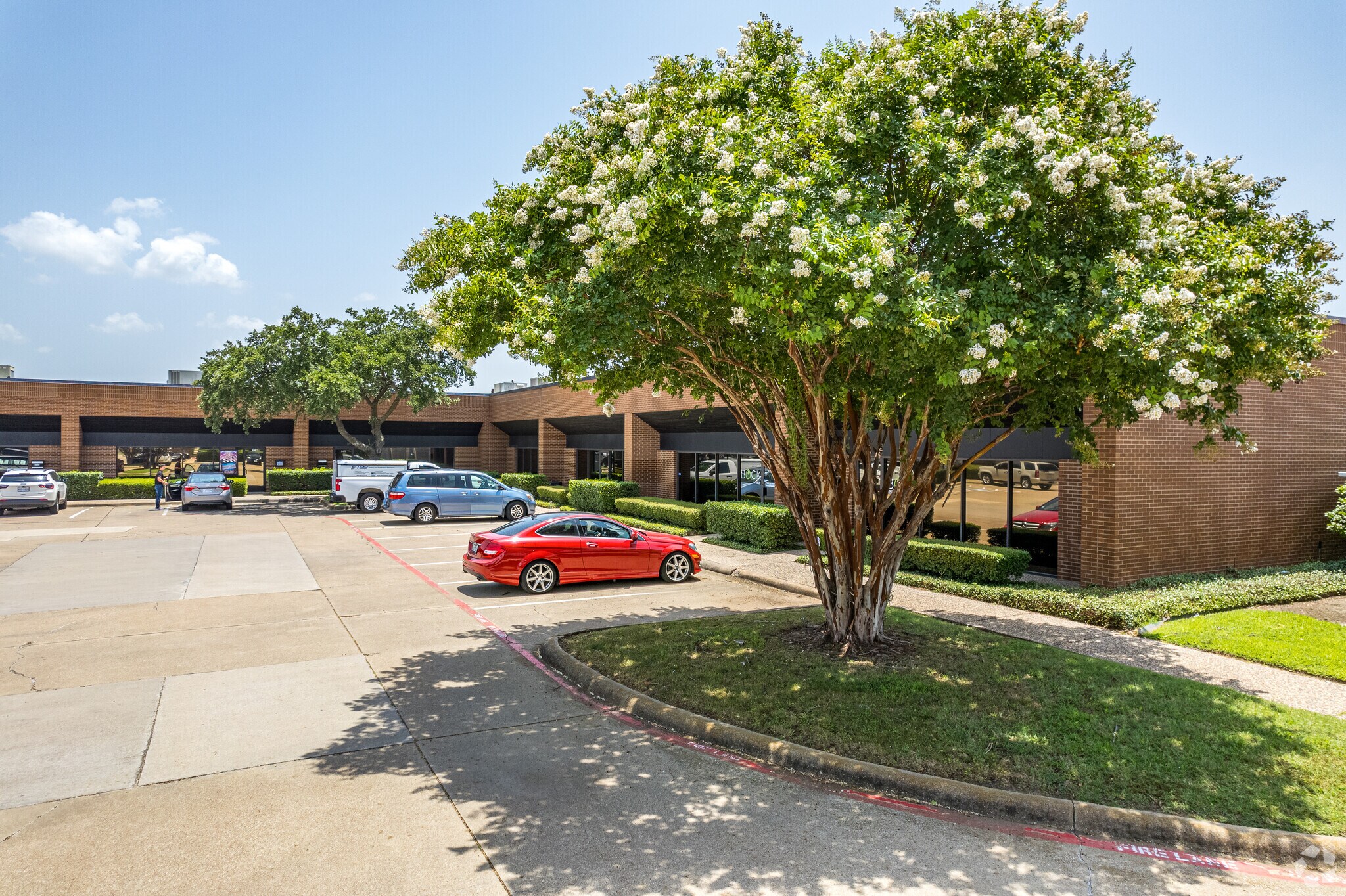 11498 Luna Rd, Farmers Branch, TX à louer Photo principale– Image 1 sur 43