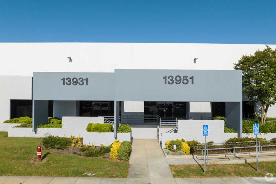 13931-13951 Yorba Ave, Chino, CA à louer - Photo de l’immeuble – Image 3 sur 6