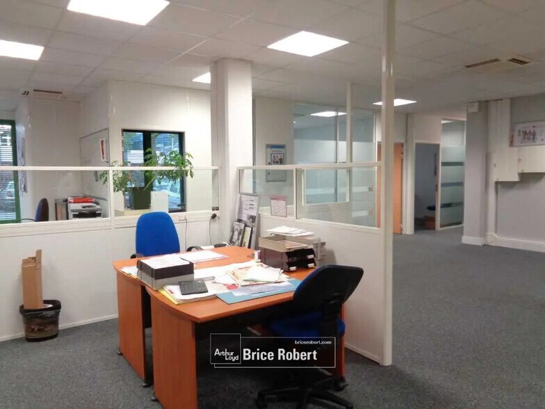 Bureau dans Bron à louer - Photo de l’immeuble – Image 3 sur 8