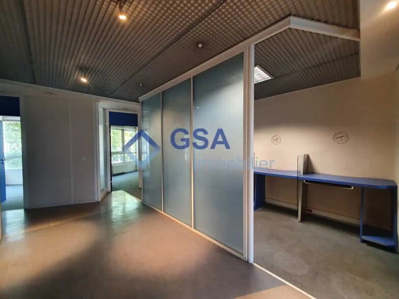 Bureau dans Évry-Courcouronnes à vendre - Photo de l’immeuble – Image 3 sur 8
