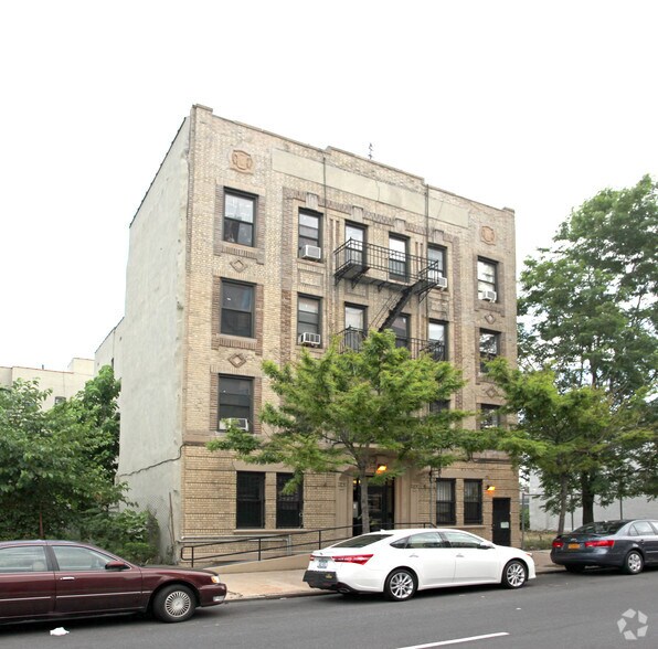 408 Howard Ave, Brooklyn, NY à vendre - Photo principale – Image 1 sur 2