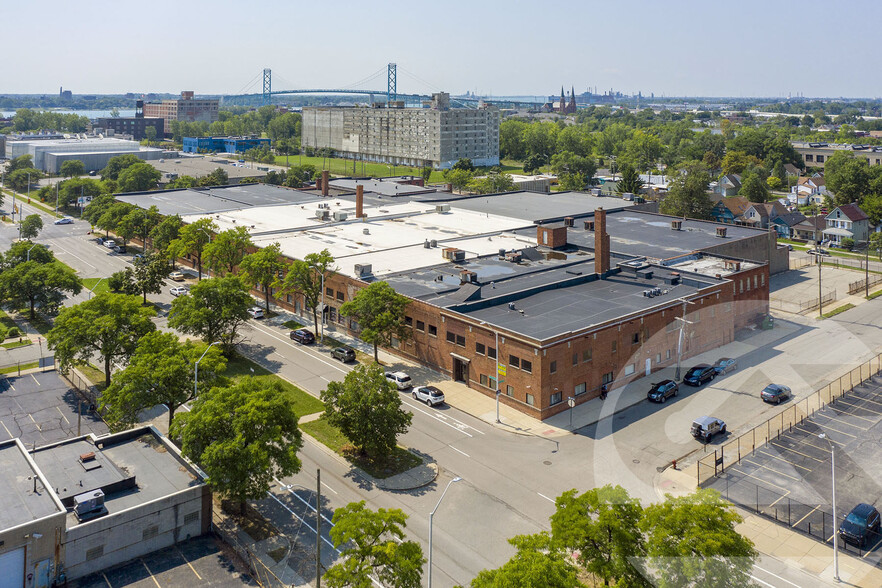 1927 Rosa Parks Blvd, Detroit, MI à louer - Photo de l’immeuble – Image 1 sur 14