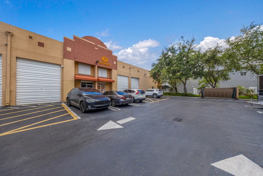 12240 SW 128th Ct, Miami, FL à vendre - Photo de l’immeuble – Image 2 sur 27
