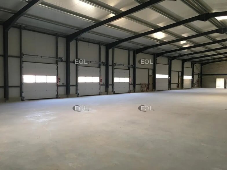 Local d’activités dans Boulbon à louer - Photo de l’immeuble – Image 1 sur 5