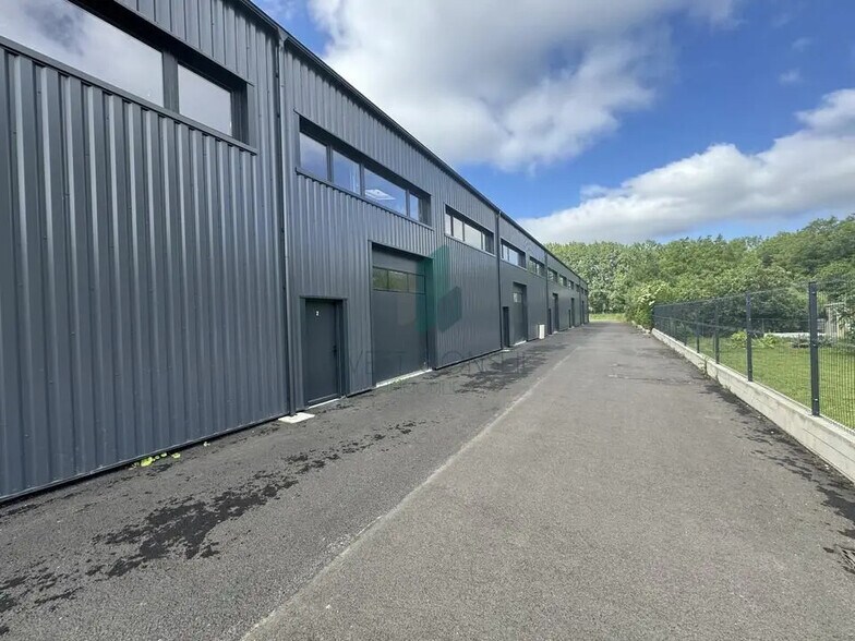 Local d’activités dans Bernes-sur-Oise à louer - Photo de l’immeuble – Image 1 sur 6