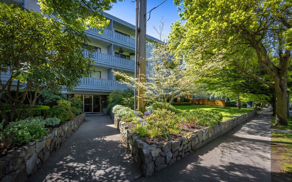 477 Superior St, Victoria, BC à vendre - Photo de l’immeuble – Image 2 sur 7