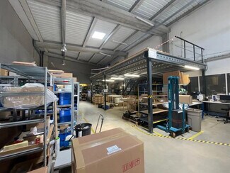 Plus de détails pour Local d'activités à louer