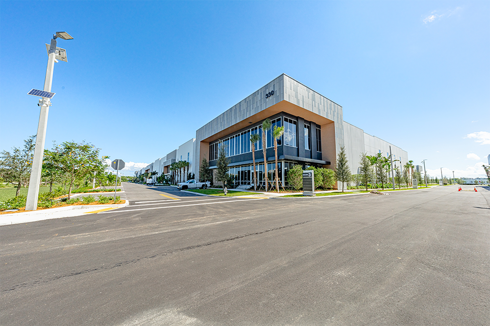 311 Racetrack Loop, Pompano Beach, FL à louer Photo de l’immeuble– Image 1 sur 21