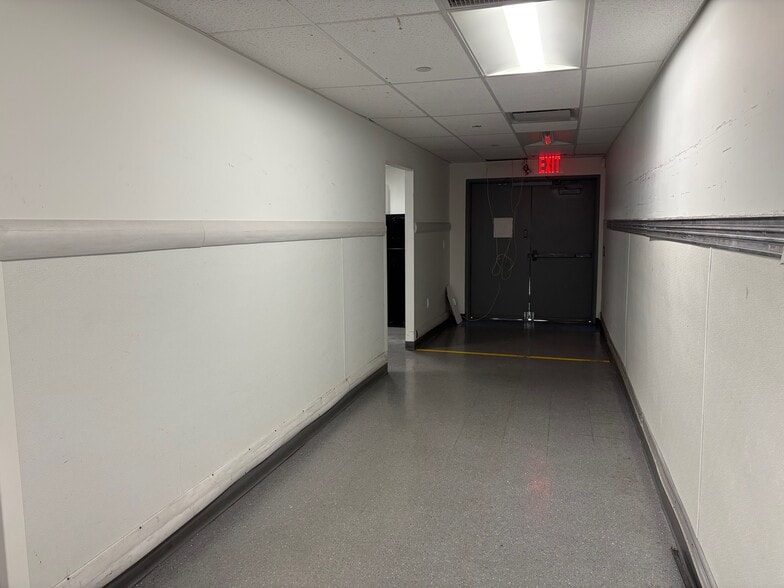 11020 Flatlands Ave, Brooklyn, NY à louer - Photo de l’immeuble – Image 3 sur 12