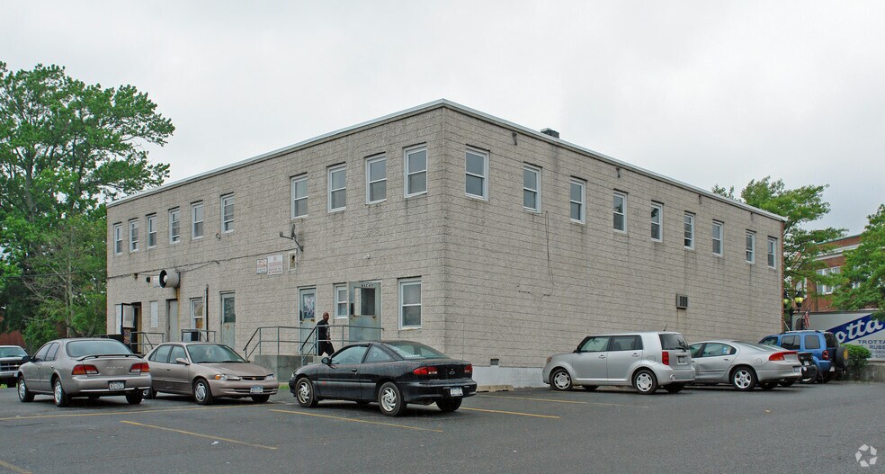 49-57 W Main St, Riverhead, NY à louer - Photo de l’immeuble – Image 2 sur 4