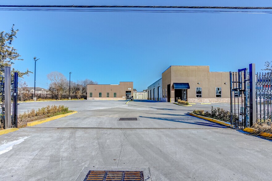 1631 Highway 6 S, Houston, TX à louer - Photo de l’immeuble – Image 2 sur 30
