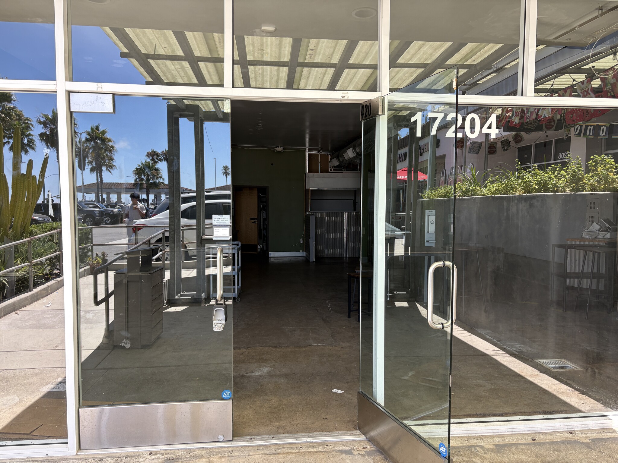 17208 Pacific Coast Hwy, Huntington Beach, CA à louer Photo intérieure– Image 1 sur 4