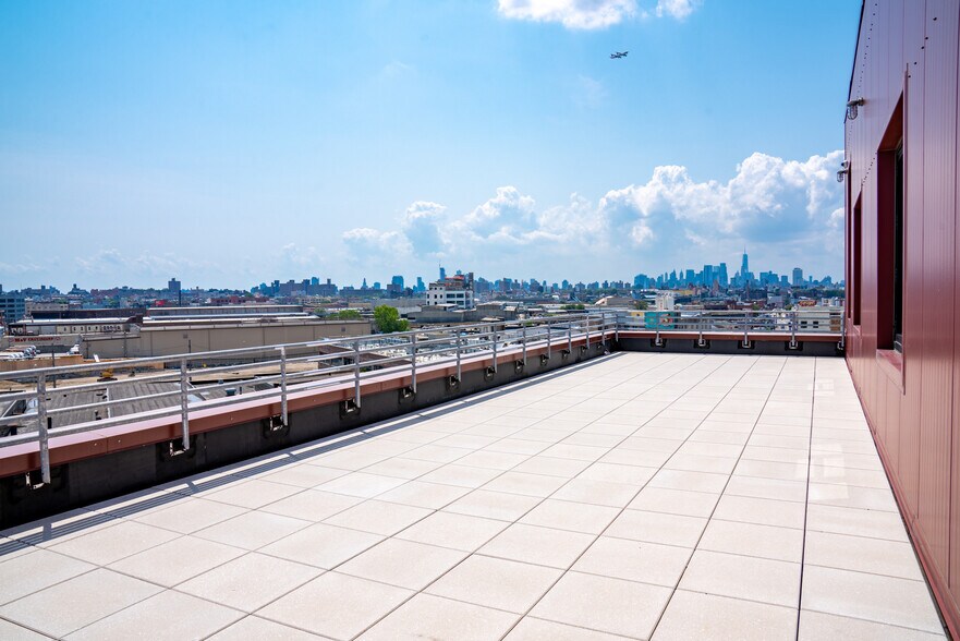 4805 Metropolitan Ave, Ridgewood, NY à louer - Photo de l’immeuble – Image 3 sur 24