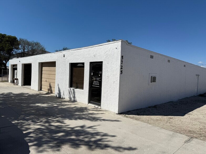 5725 Yahl St, Naples, FL à louer - Photo de l’immeuble – Image 3 sur 7