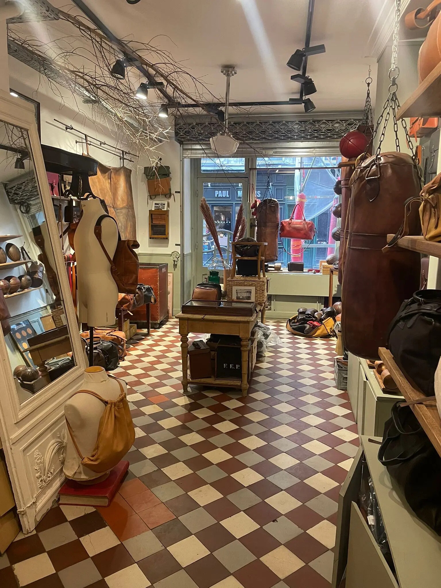 Local commercial dans Paris à louer Photo de l’immeuble– Image 1 sur 3