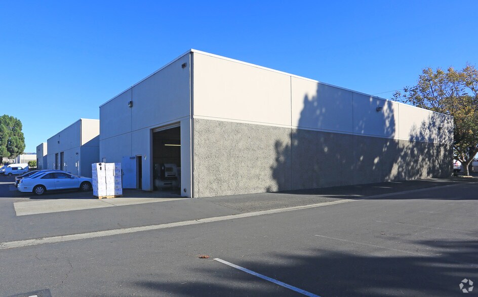 2361 Industrial Pky W, Hayward, CA à louer - Photo de l’immeuble – Image 2 sur 4