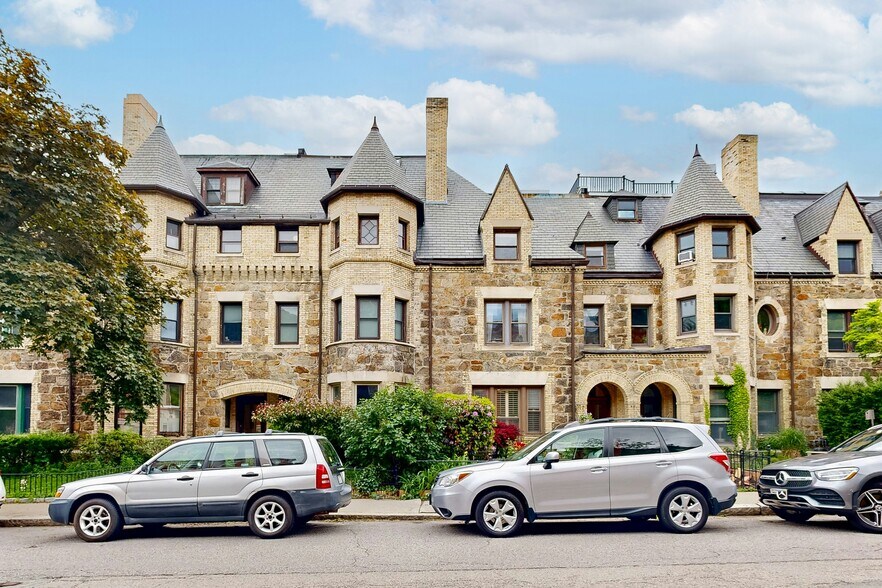 15 Garrison Rd, Brookline, MA à vendre - Photo de l’immeuble – Image 2 sur 42