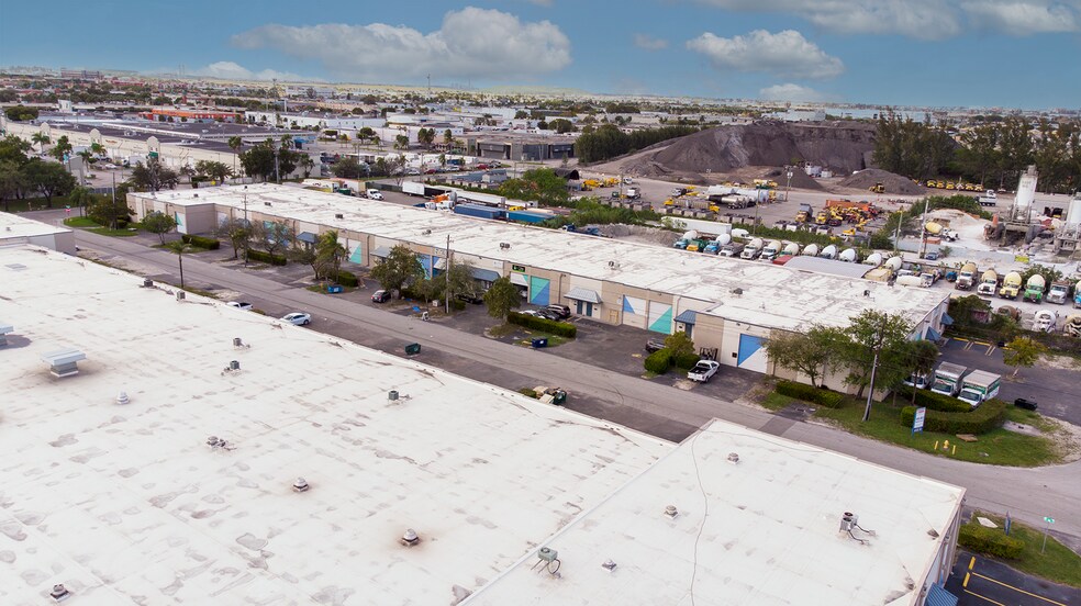 7301-7325 NW 46th St, Miami, FL à louer - Photo de l’immeuble – Image 1 sur 9