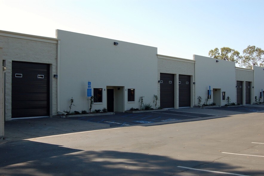 19 N Aviador St, Camarillo, CA à louer - Photo de l’immeuble – Image 3 sur 7
