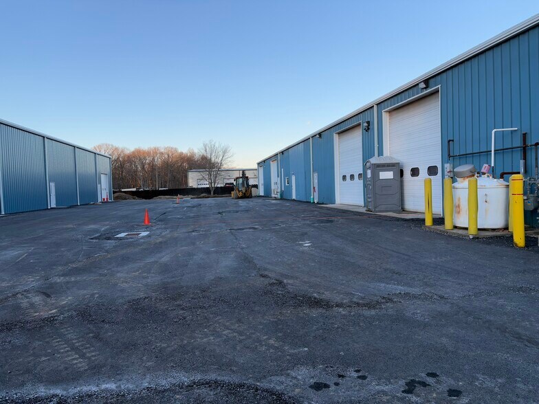 115 Leonard Dr, Groton, CT à louer - Photo de l’immeuble – Image 2 sur 11