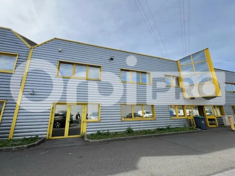 Local d’activités dans Santeny à louer - Photo de l’immeuble – Image 1 sur 7