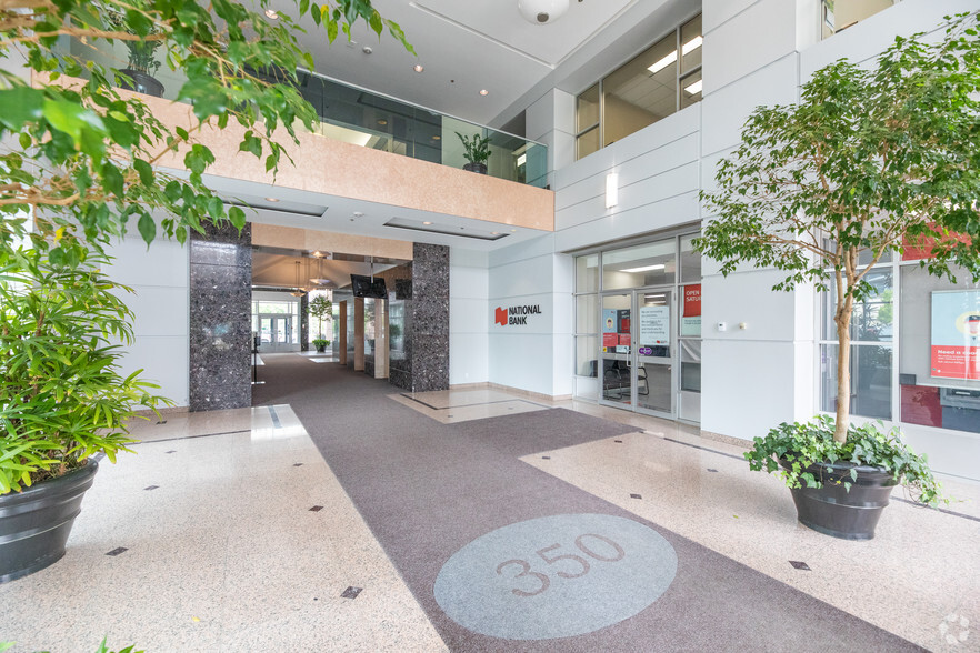 350 Burnhamthorpe Rd W, Mississauga, ON à louer - Hall d’entrée – Image 2 sur 6