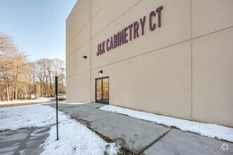 300 Sub Way, Milford, CT à louer Photo de l’immeuble– Image 2 sur 9