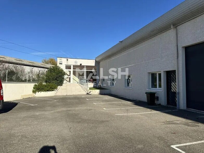 Local d’activités dans Décines-Charpieu à louer - Photo de l’immeuble – Image 3 sur 22