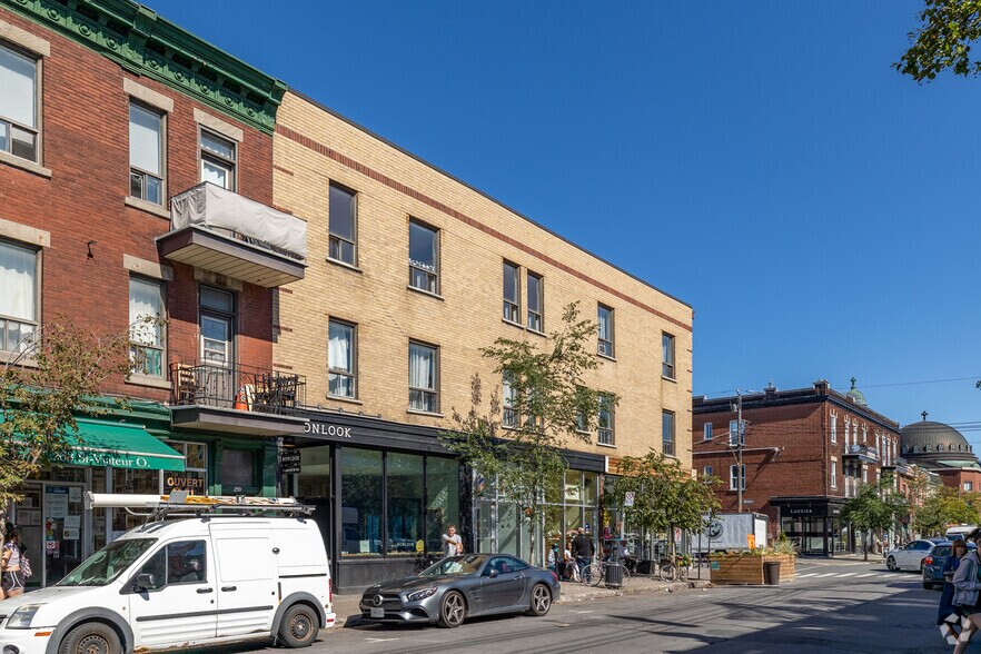251-257A Rue Saint-Viateur O, Montréal, QC à louer - Photo de l’immeuble – Image 2 sur 4