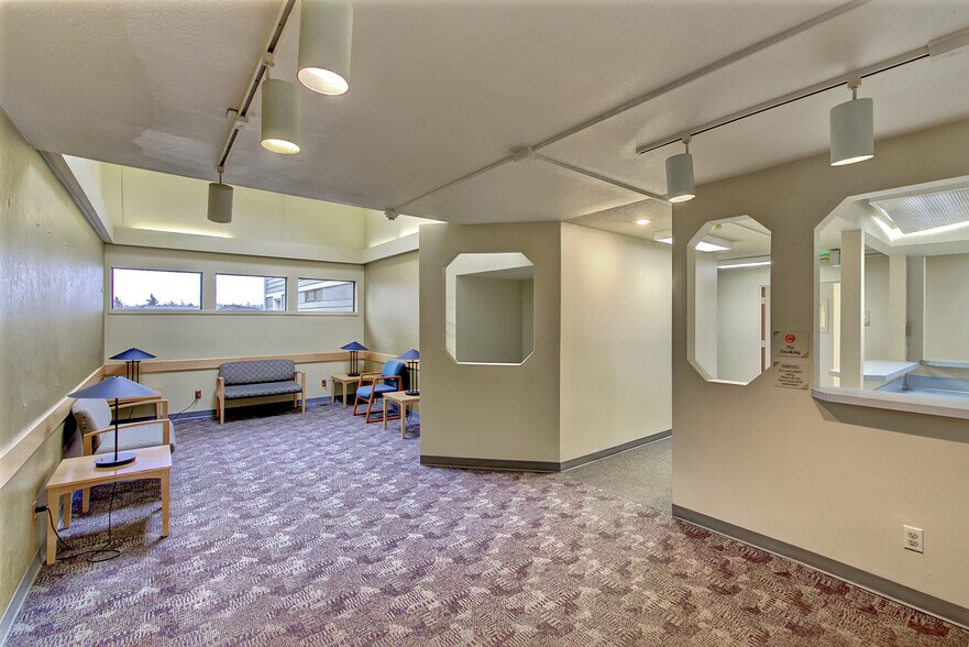 18208 66th Ave NE, Kenmore, WA à louer - Hall d’entrée – Image 3 sur 9