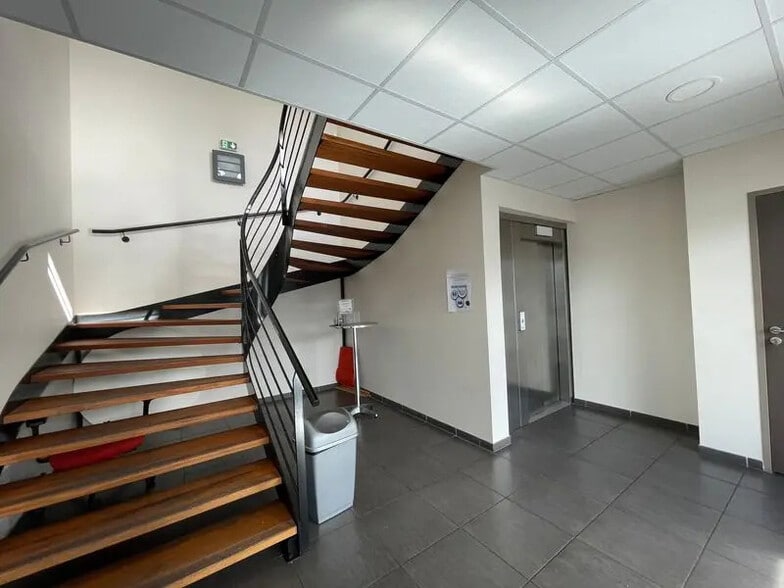 Local d'activités dans Canéjan à vendre - Photo de l’immeuble – Image 2 sur 10