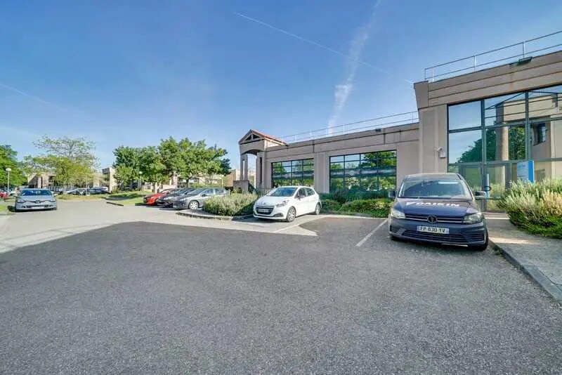 Local d’activités dans Bron à louer - Photo de l’immeuble – Image 3 sur 13
